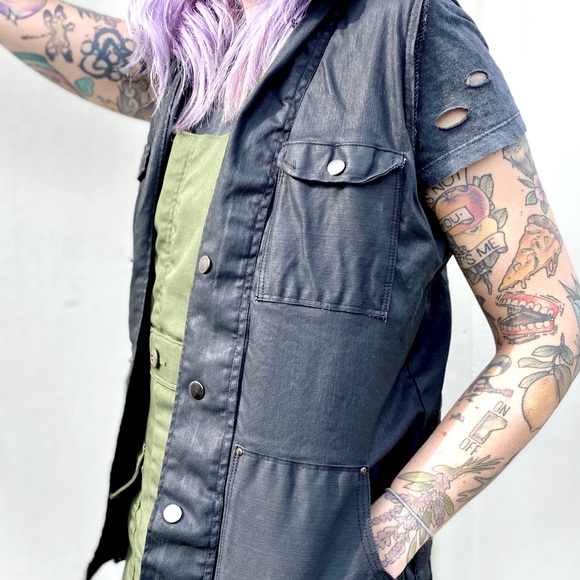 🦊 FOX & VIXEN || HANDMADE VINTAGE || Unisex Black Vest with Detachable Hood - Picture 7 of 16